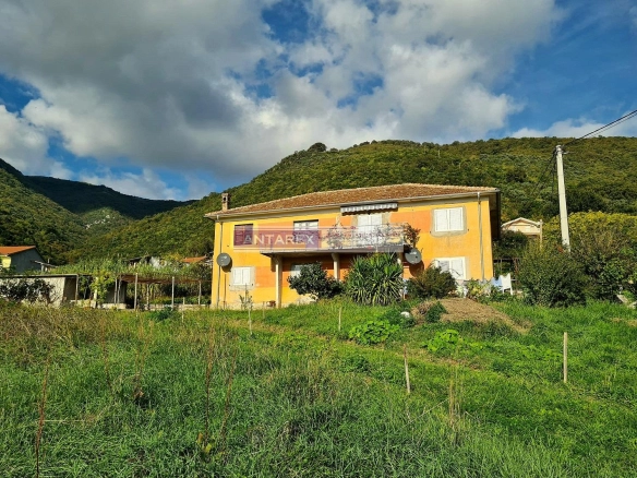 Trosoban stan sa terasom u Baošićima