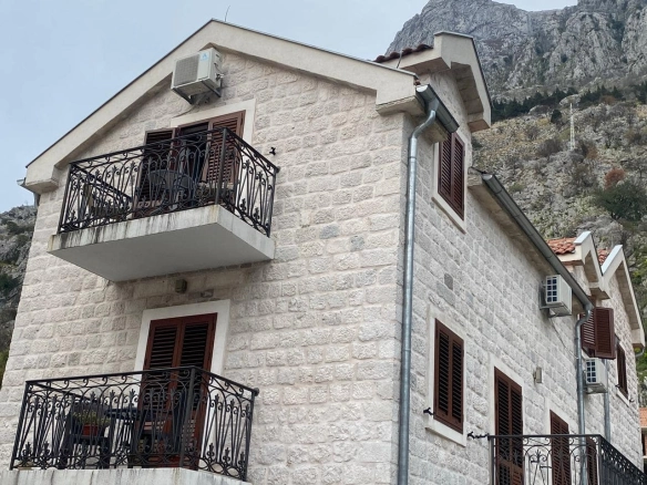 Četvorosoban stan u centru Kotora