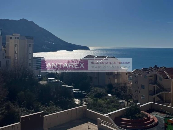 Dvosoban stan s pogledom na more u Bečićima