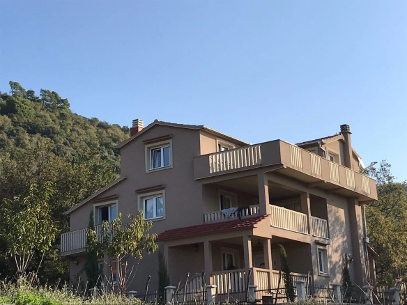 Kuća sa terasom i placom na Luštici