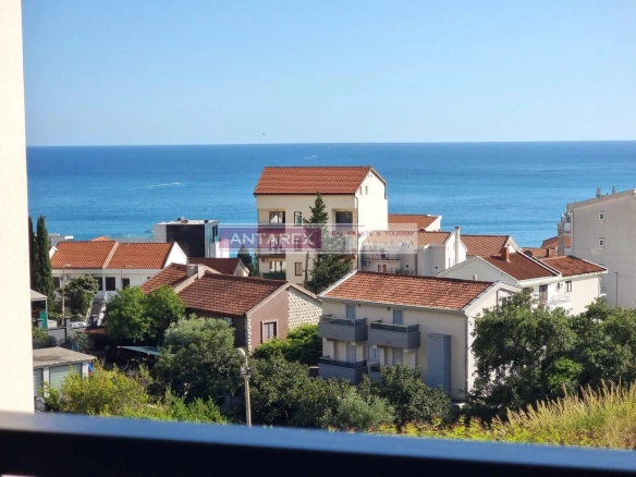 Dvosoban stan sa pogledom na more u Bečićima