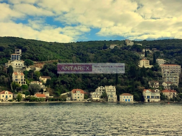 Urbanizovan plac sa pogledom na more