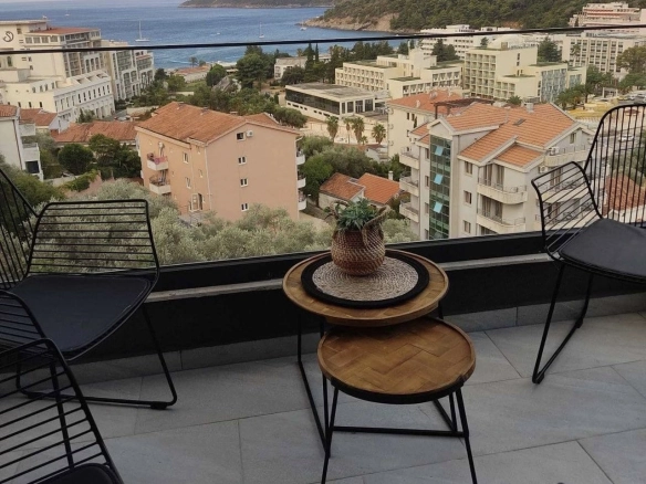 Trosoban stan sa pogledom na more u Bečićima