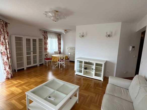 Dvosoban stan sa terasom i pogledom na more