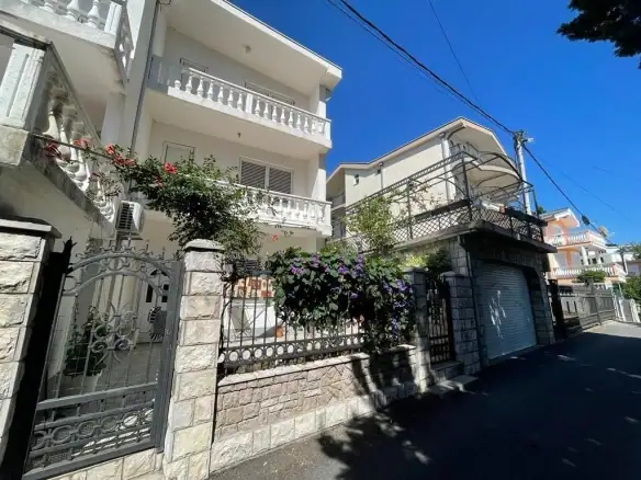 Kuća sa tri apartmana i vrtom u Baru