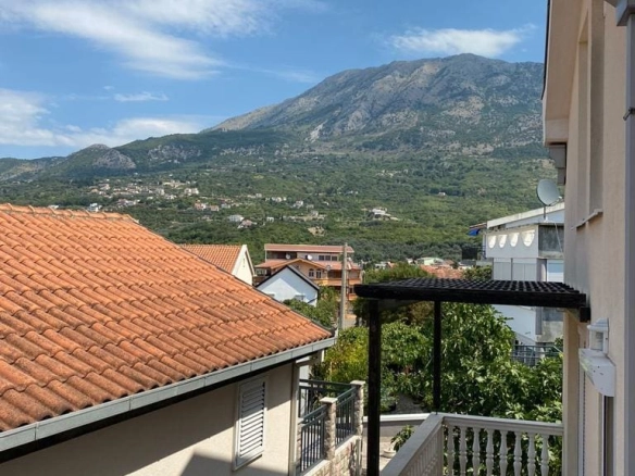Kuća sa terasom i placom u Dobroj Vodi