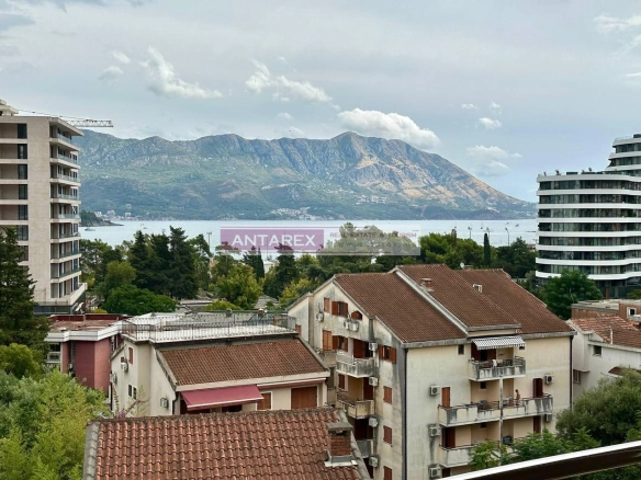 Trosoban stan sa pogledom na more u centru Budve