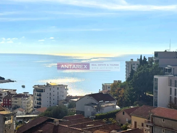 Trosoban penthaus sa pogledom na more u Bečićima