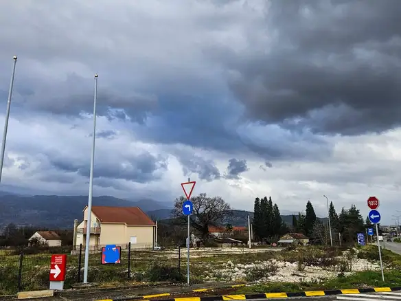 Troetažna kuća sa placom