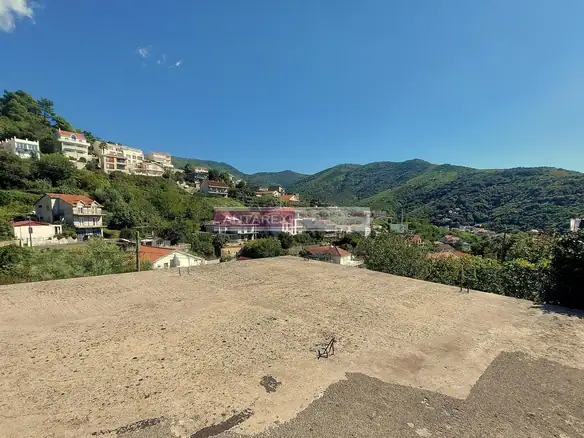 Dvospratna kuća sa baštom u Zeleniki