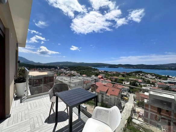 Dvosoban stan sa terasom i pogledom na more