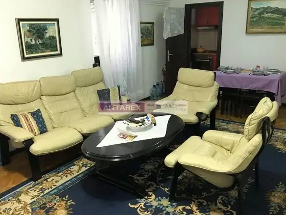 Kuća sa stanovima u Đenovićima