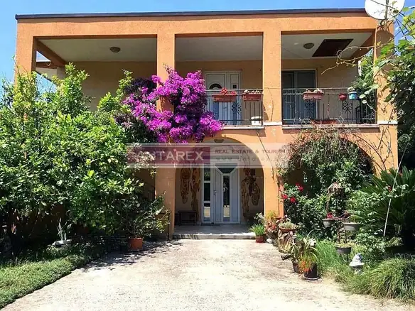 Dvospratna kuća sa placom u Polju