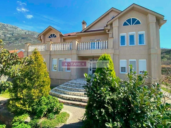 Dvospratna kuća sa garažom u Sutomoru