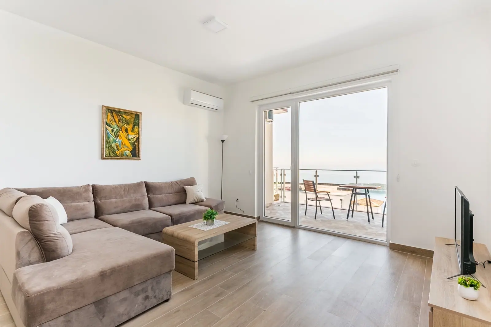 Dvosoban-stan-sa-bazenom-i-pogledom-na-more-Seoce-Budva-14 Dvosoban stan 77 m² – Seoce, Budva — fotografija 15
