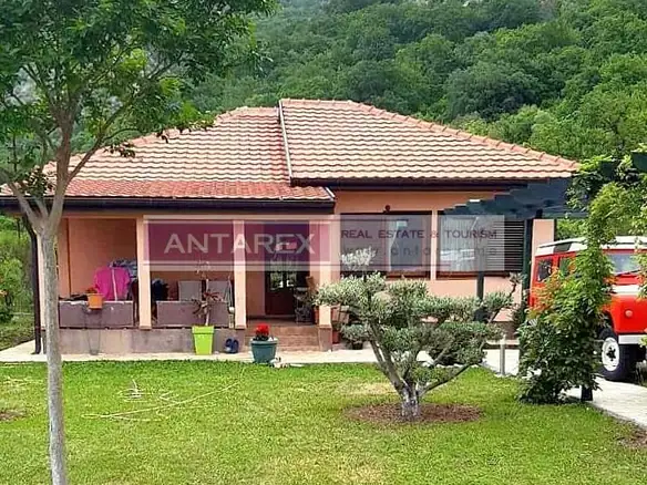 Kuća sa ograđenim dvorištem u Buljarici