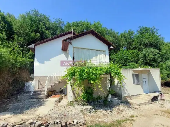 Dvije kuće na jednom placu u Toploj