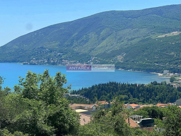 Nedovršena kuća sa placem u Herceg Novom