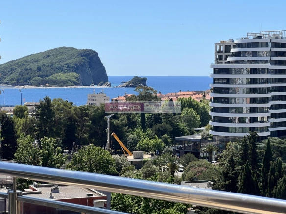 Trosoban penthaus sa terasom i bazenom u Budvi