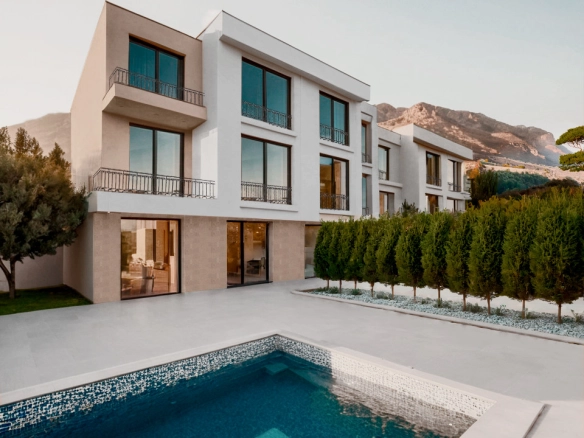 Townhouse kuća sa bazenom u Blizikućama