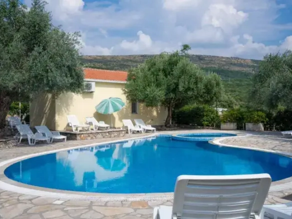Vila sa bazenom i terasom u Bigovu