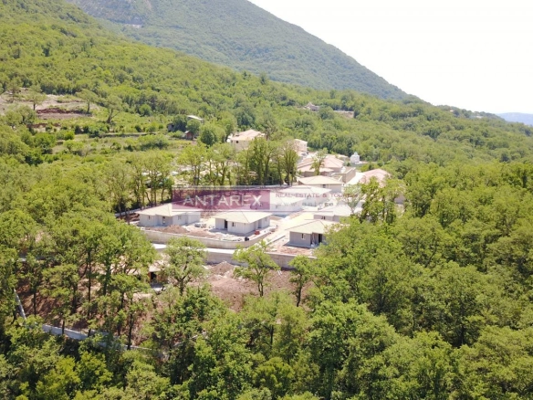 Plac od 6573 m² sa hrastovima u Baru