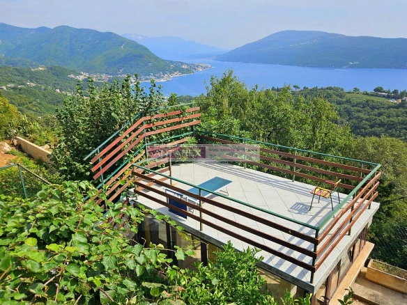 Kuća sa terasom i pogledom na more