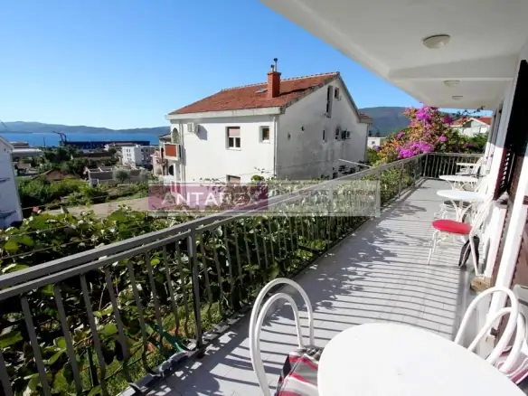 Kuća sa apartmanima u Bijeloj