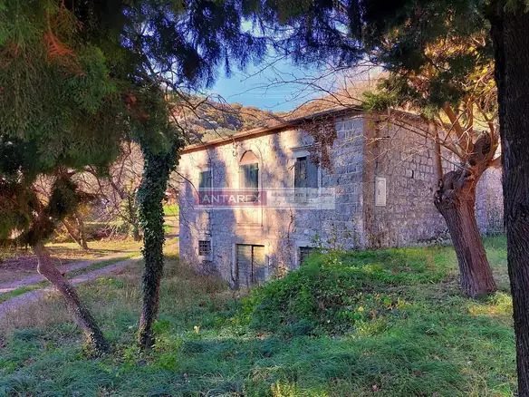 Kamena kuća blizu mora u Kamenarima