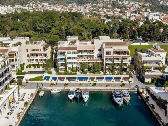Trosoban penthaus u Porto Montenegru