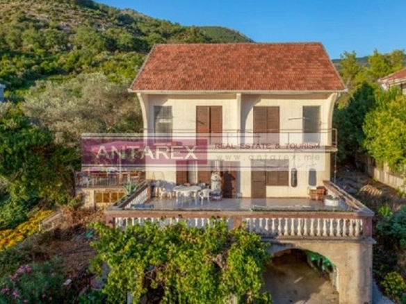 Kuća sa pogledom na more u naselju Kava