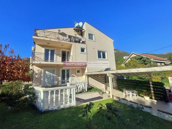 Kuća sa apartmanima u Đenovićima