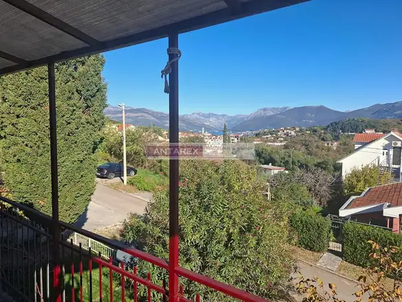Kuća sa saunom i dvorištem u Radovićima