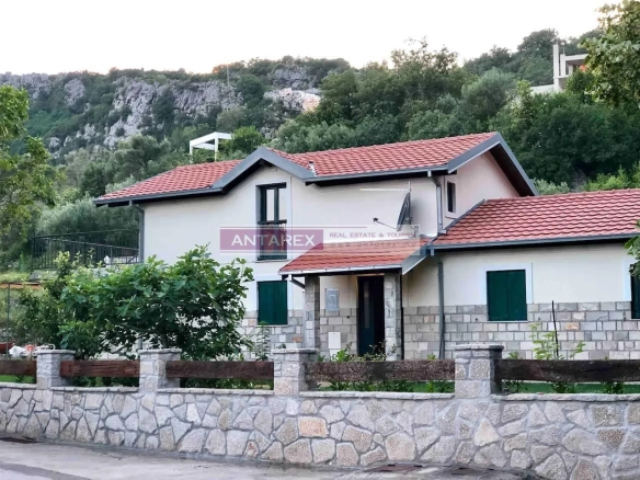 Kuća od kamena i drveta u Trebesinu