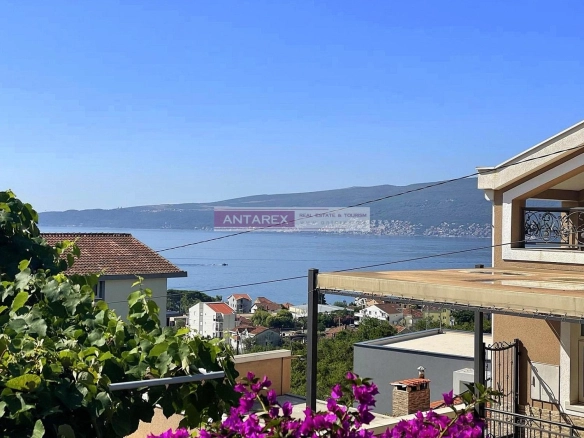 Trosoban stan u prizemlju kuće