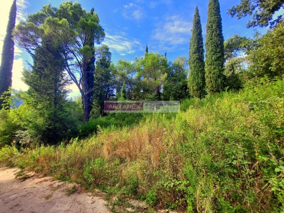 Plac 909 m² u selu Mojdež