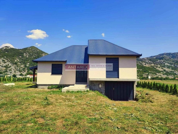 Kuća za dovršetak sa garažom i placem u Grahovu