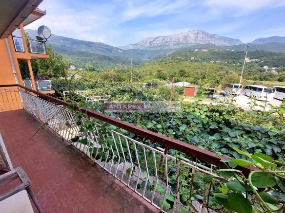 Trosoban stan sa placom i garažom u Igalu