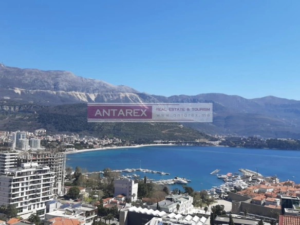 Investicioni plac iznad hotela Avala u Budvi