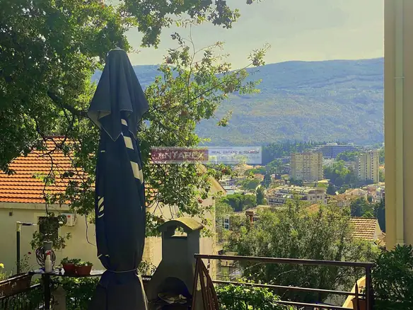 Polovina kuće sa placem u Topli
