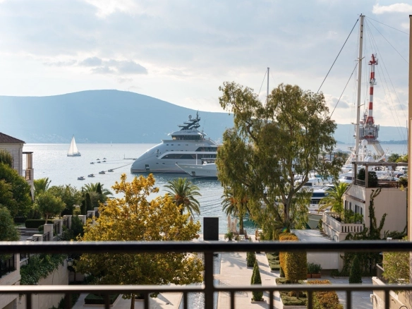 Trosoban stan u Porto Montenegru
