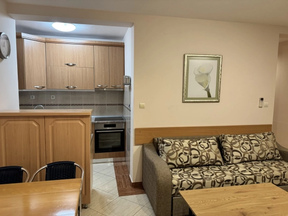 Dvosoban stan sa dvorištem u centru Budve
