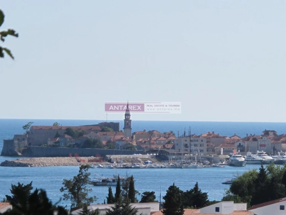 Kuća sa terasom i baštom