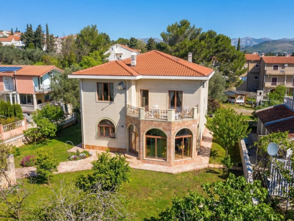Vila sa vrtom i terasom na Luštici