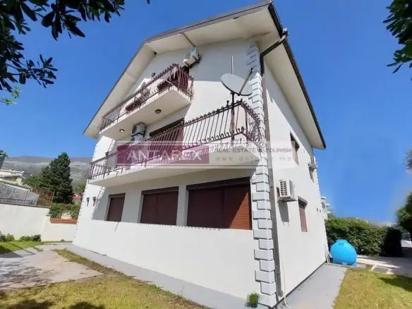 Kuća sa apartmanima u Bijeloj