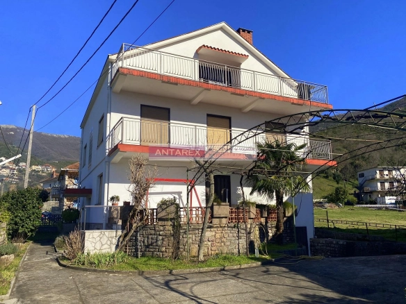Porodična kuća sa baštom u Zeleniki
