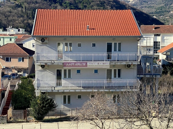 Kuća sa stanovima i garažom u Zeleniki