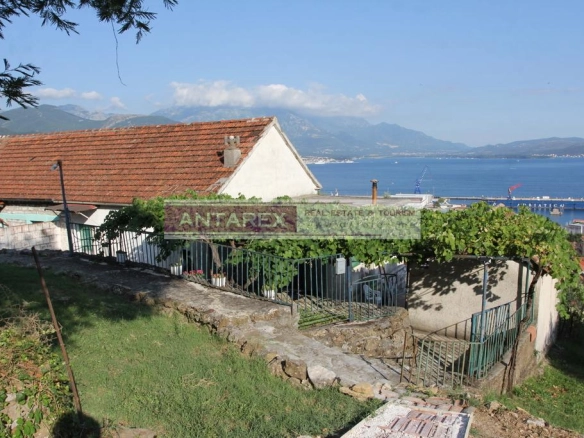 Kamena kuća sa placom u Bijeloj