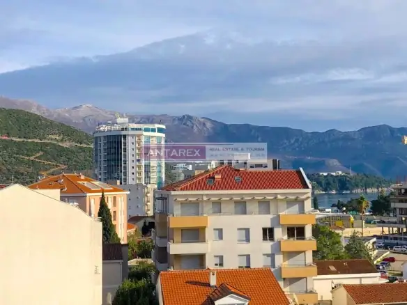 Dvosoban stan u centru Budve s pogledom na more