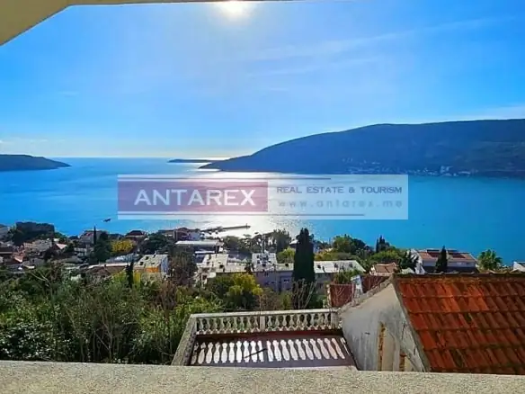 Kuća sa pogledom na more na Topli